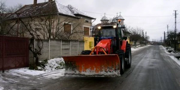Utilajele acţioneză pentru deszăpezirea străzilor.