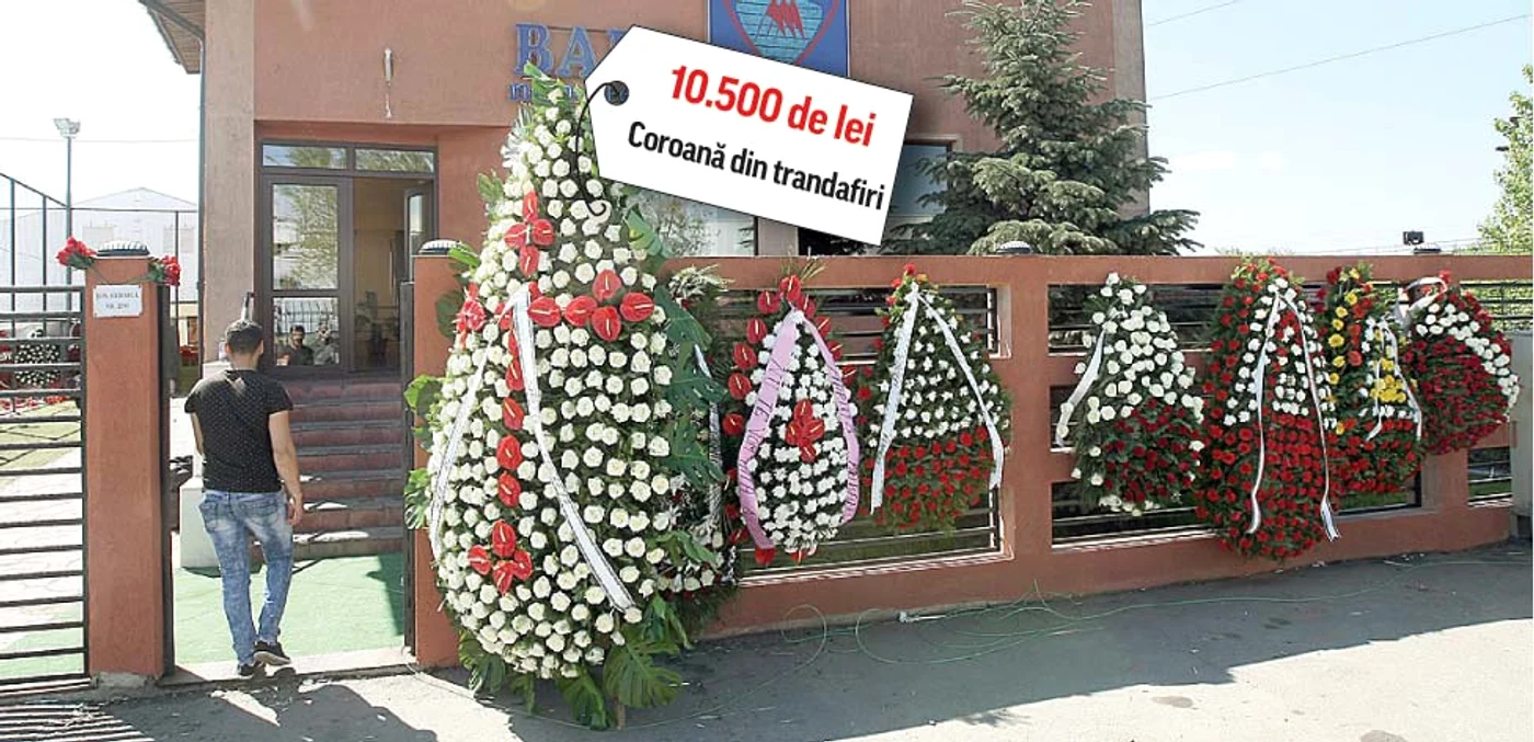 Gardul proprietăţii a fost “tapetat”  cu zeci de coroane de flori
