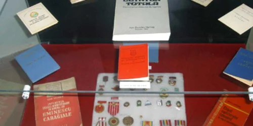 Vizitatorii pot admira decoraţii şi broşuri din „Epoca de aur“