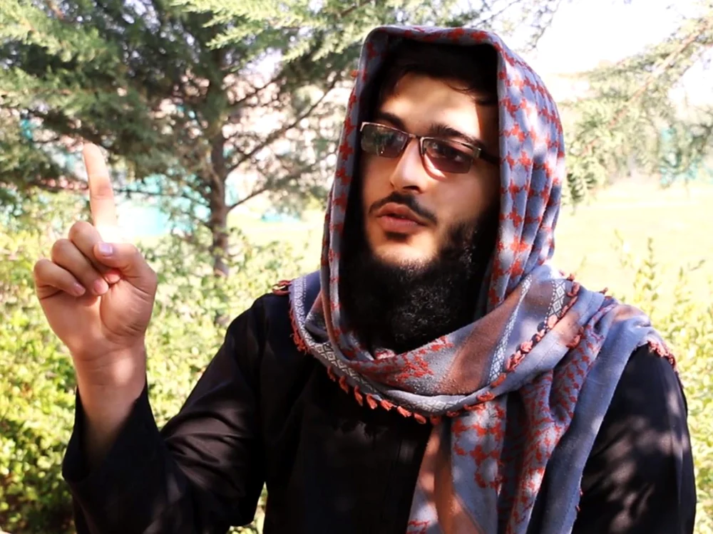 
    Isis ameninţă Vestul cu noi atentate într-un clip publicate pe 16 noiembrie. Acesta este militantul care face ameninţările în clipFoto: independent.co.uk  