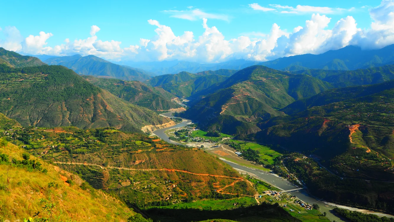 Soluția împotriva poluării în Nepal: drumuri construite cu plastic. Foto: Pixabay  