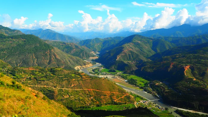 Soluția împotriva poluării în Nepal: drumuri construite cu plastic. Foto: Pixabay  
