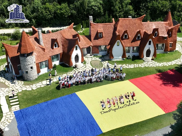 Cursanții au desfășurat un imens steag românesc FOTO Școala de Dans Popular Tăbuș