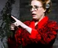 După ce pune totul la punct pentru spectacol, înainte de a intra pe scenă, Monica Davidescu își ia o oră doar pentru ea ca să se aranjeze și relaxeze pentru întâlnirea cu marele public