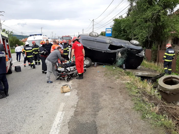 Autoturism răsturnat la ieşire din Râmnicu Vâlcea chiar lângă sediul Poliţiei Rutiere Vâlcea Foto Adevărul