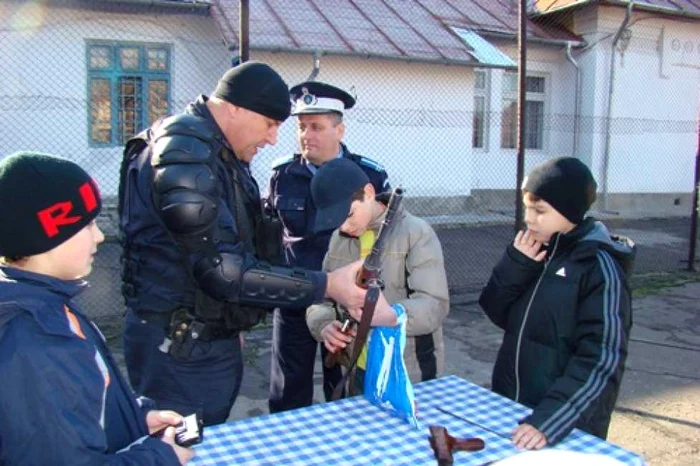 Copiii au analizat armamentul din dotarea Jandarmeriei