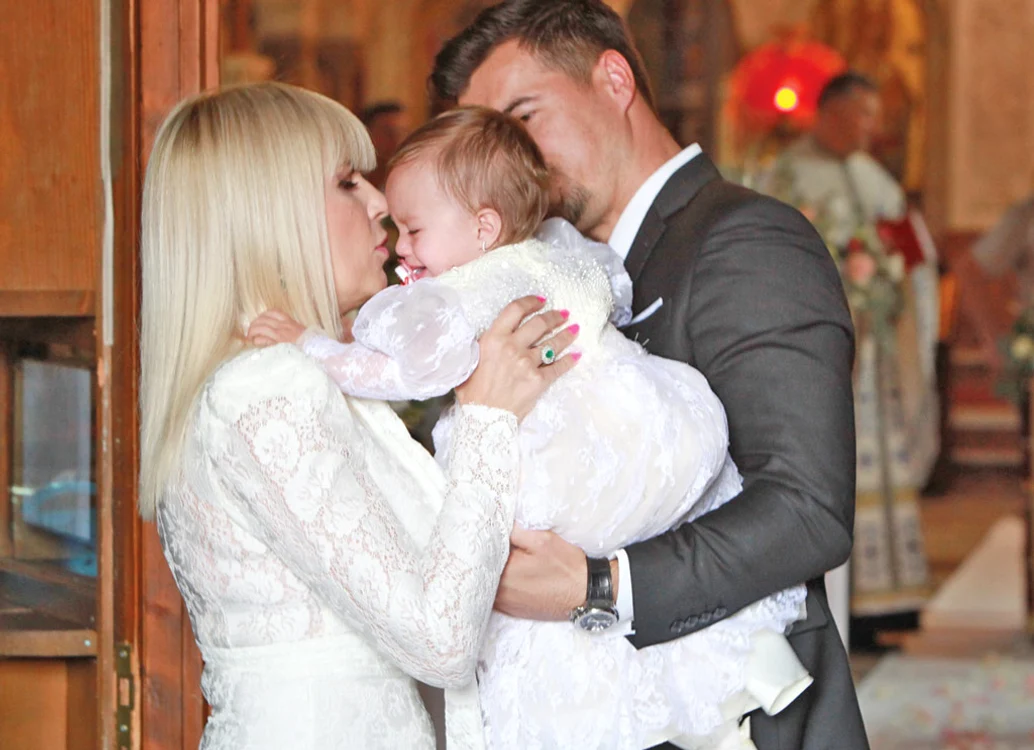 Vineri, 20 septembrie, Elena Udrea și Adrian Alexandrov au creștinat-o pe micuța Eva Maria, care a împlinit un an