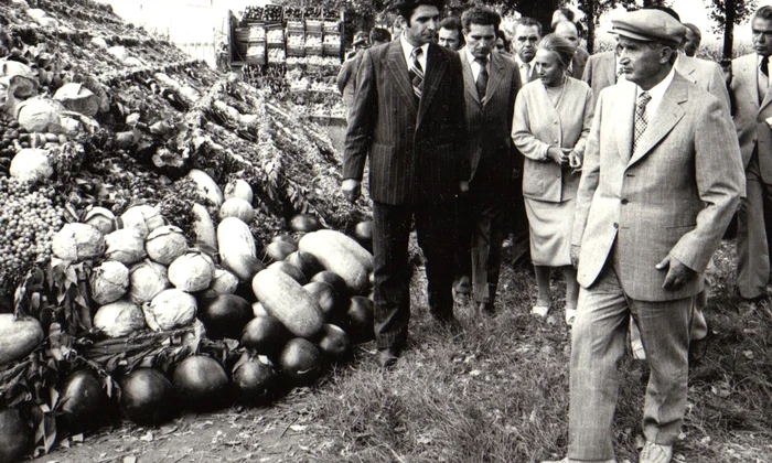 Nicolae Ceaușescu și Elena Ceaușescu, în vizită la CAP Băilești, județul Dolj (© „Fototeca online a comunismului românesc”, cota: 125/1979)