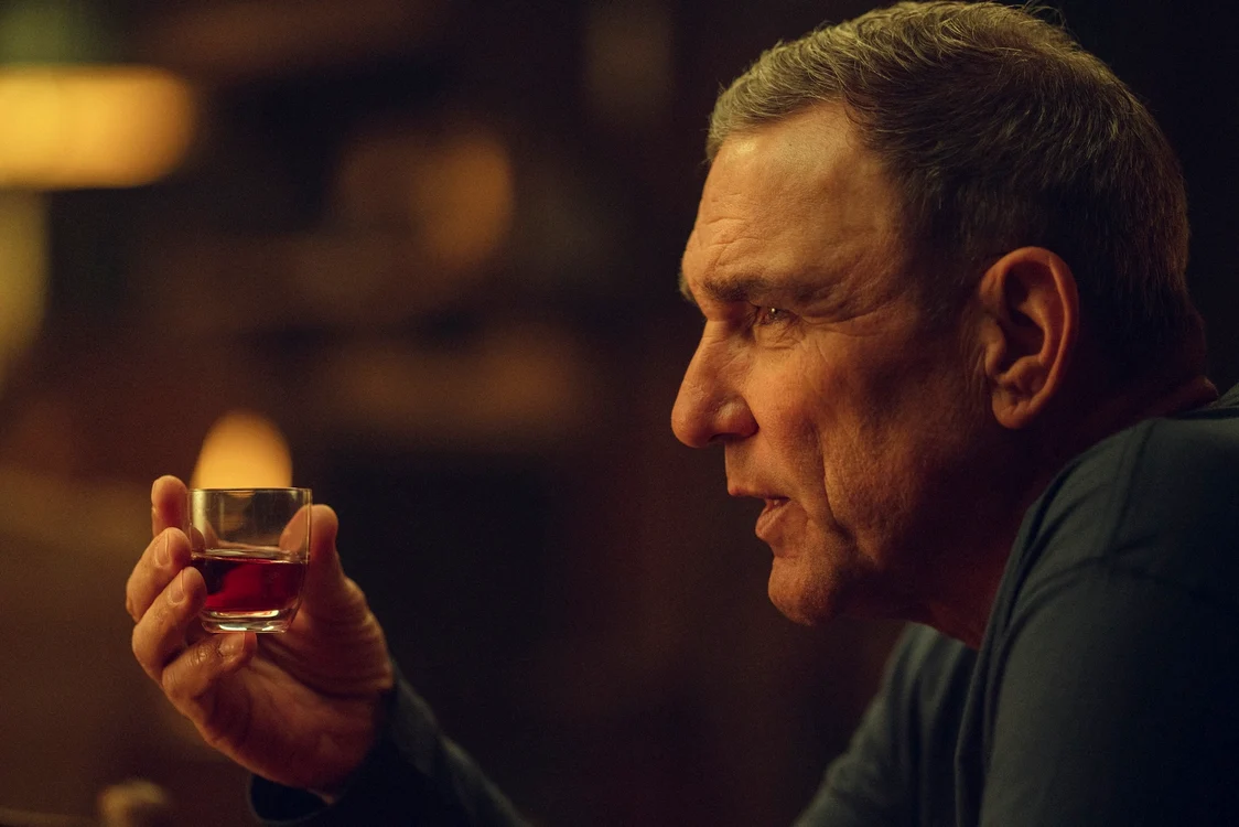 Vinnie Jones în rolul lui Geoffrey Seacombe.