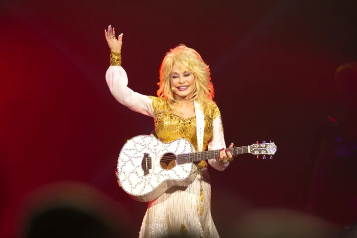 Cel mai nou album la cântăreţei Dolly Parton, „Pure and Simple“, este dedicat celor 50 de căsătorie
cu Carl Dean FOTO Hepta