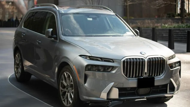 BMW X7 închiriat, scos la vânzare. Schema prin care doi tineri din Vaslui au încercat să câștige bani în R. Moldova
