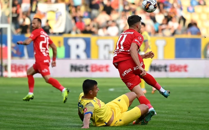 Dragoș Iancu (roșu) are o recuperare grea după faultul lui Valentin Țicu (FOTO: Sportpictures)