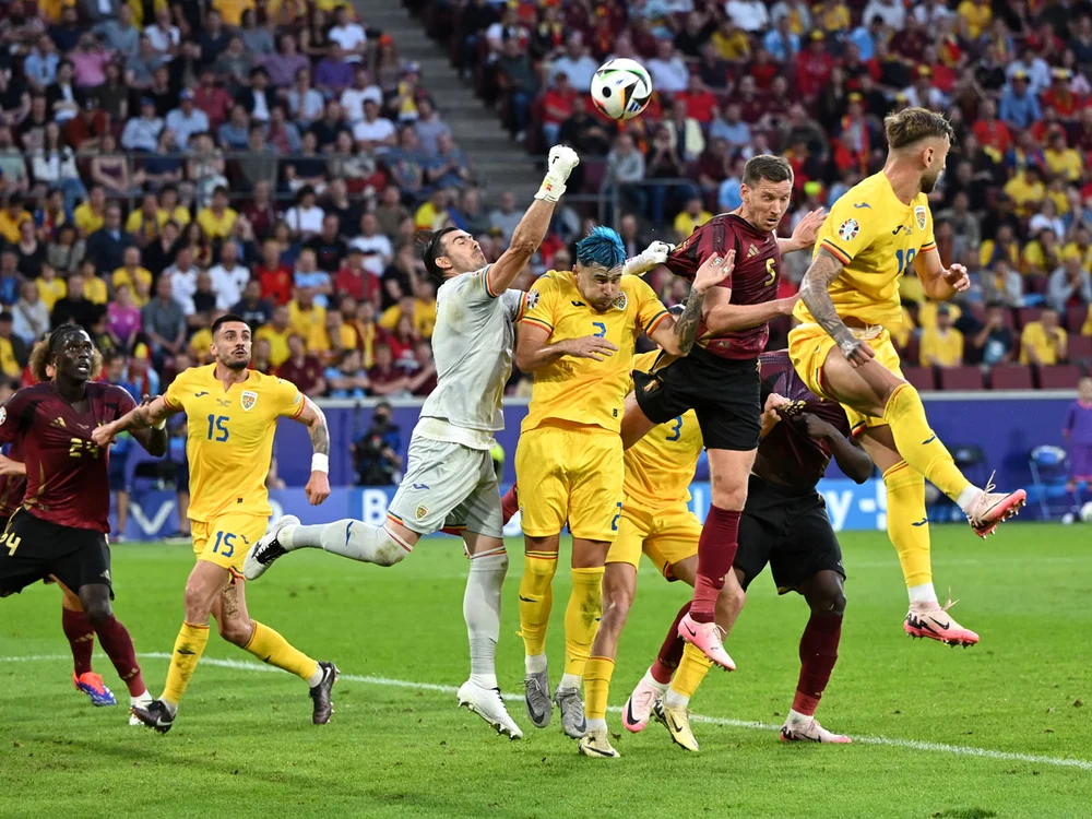 Niță s-a luptat cu puternicii atacanți belgieni. FOTO: Sportpictures