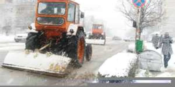 Utilajele primăriei au ieşit pe străzile Slatinei de la primele ore ale dimineţii. FOTO: V. Lăpădatu