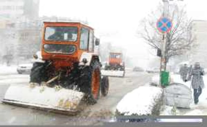 Utilajele primăriei au ieşit pe străzile Slatinei de la primele ore ale dimineţii. FOTO: V. Lăpădatu