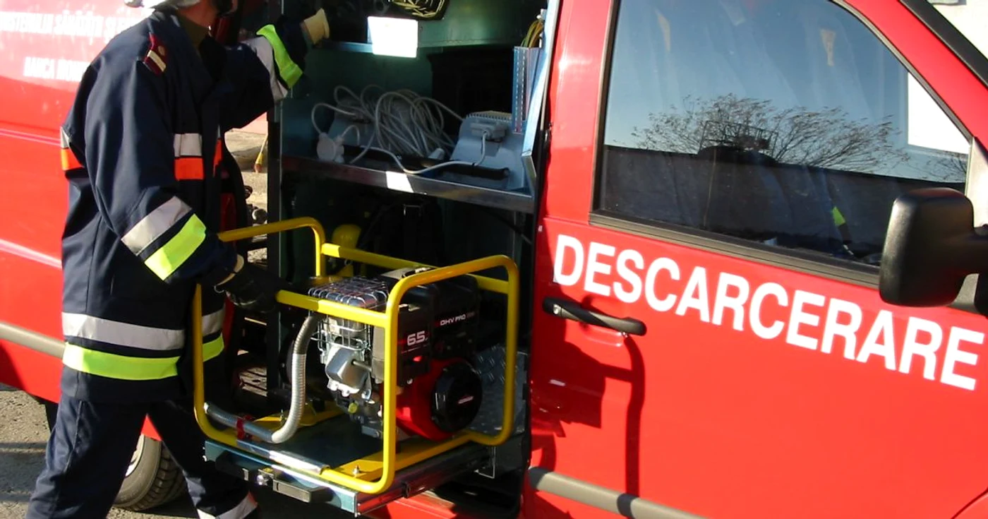 Un echipaj de descarcerare a scos şoferul dintre fiarele contorsionate ale maşinii