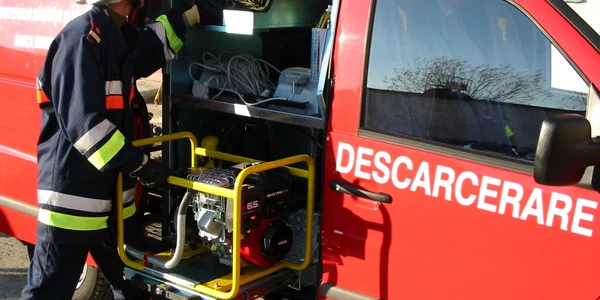 Un echipaj de descarcerare a scos şoferul dintre fiarele contorsionate ale maşinii