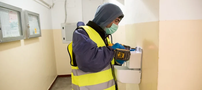 Și în scările de bloc din sectorul 6 se monteză dispensere