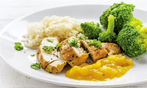 Piept de pui cu sos de mango și broccoli jpg
