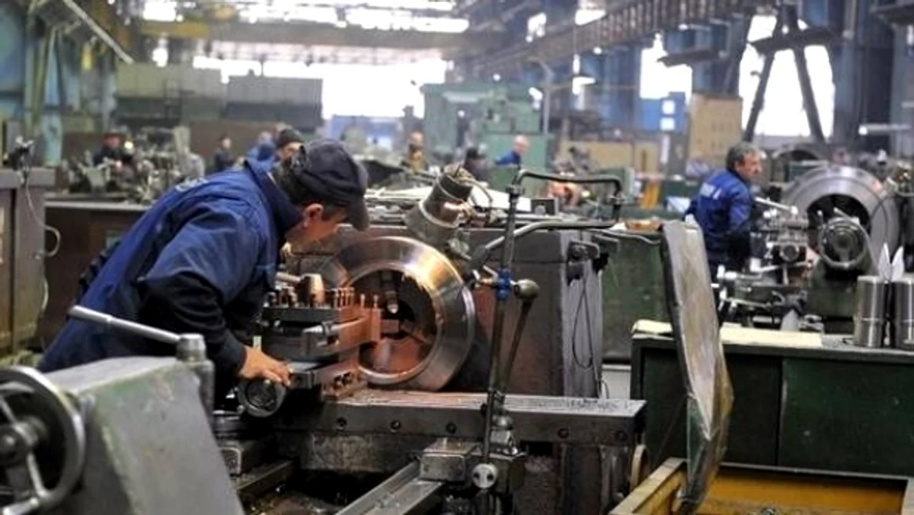 Muncitorii din industria prelucrătoare sunt cei mai afectați de șomaj