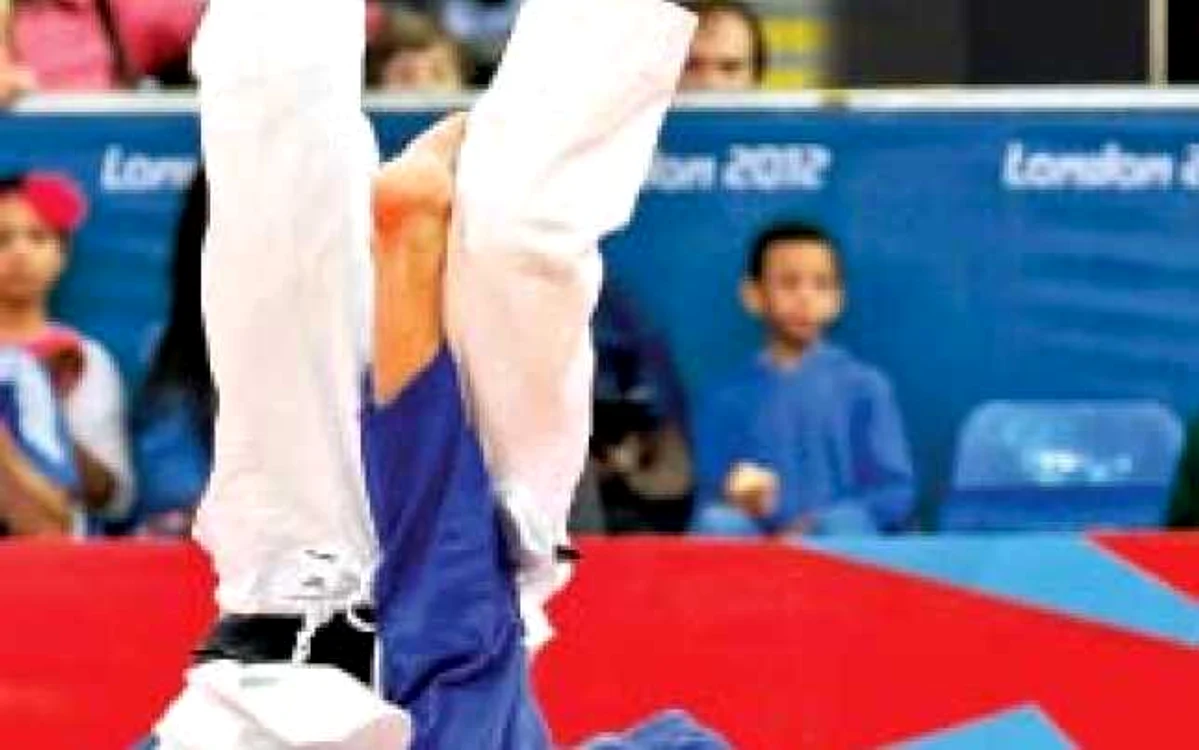 Judoka lituanian Bauza, într-o  poziţie nefirească