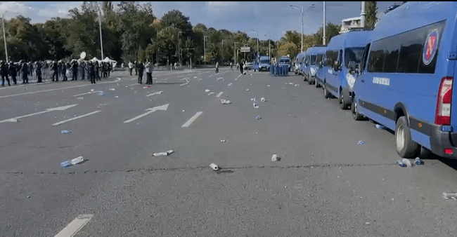 Un bucureștean a venit să „curețe” Piața Victoriei după protestul ciobanilor. A plecat cu saci plini de PET-uri