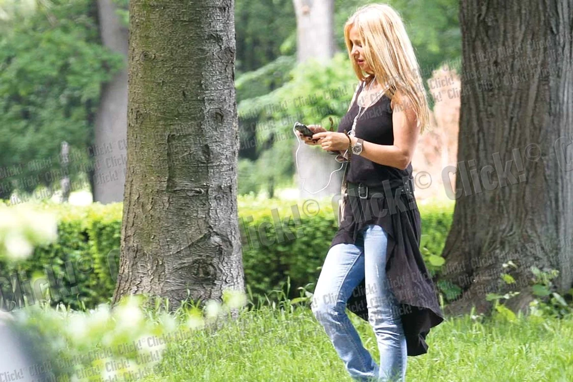
    Tania Budi  se plimbă zilnic  în Herăstrău (FOTO: Blitz)  