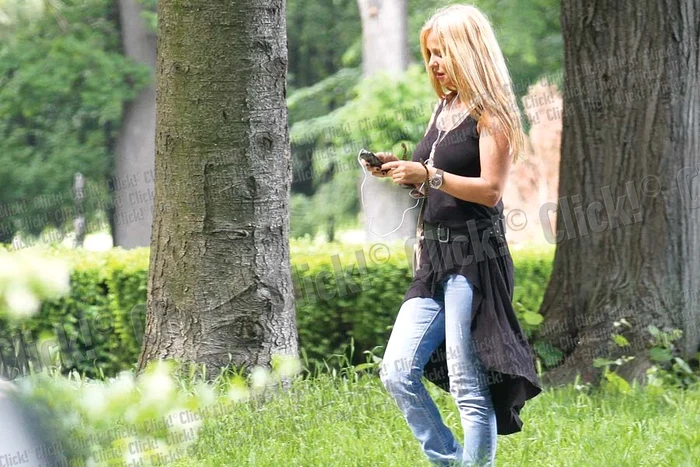 
    Tania Budi  se plimbă zilnic  în Herăstrău (FOTO: Blitz)  