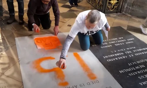 Mormântul lui Charles Darwin, vandalizat (foto: captură Youtube)