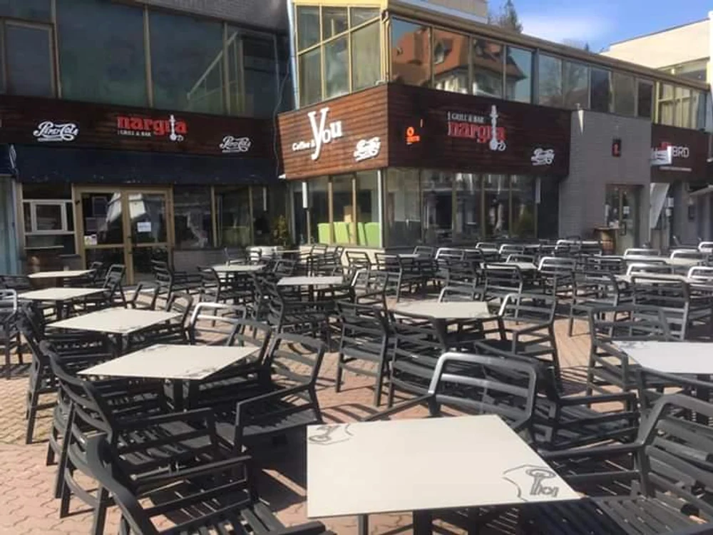 Una dintre cafenele de la șosea are scaunele și mesele pe terasă, în speranța că situația își va reveni la normal cât mai curând