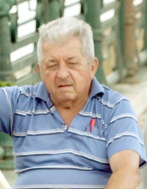 
    Vânzătorii ambulanţi au ocupat kilometri întregi de trotuar, pe malul Dâmboviţei  