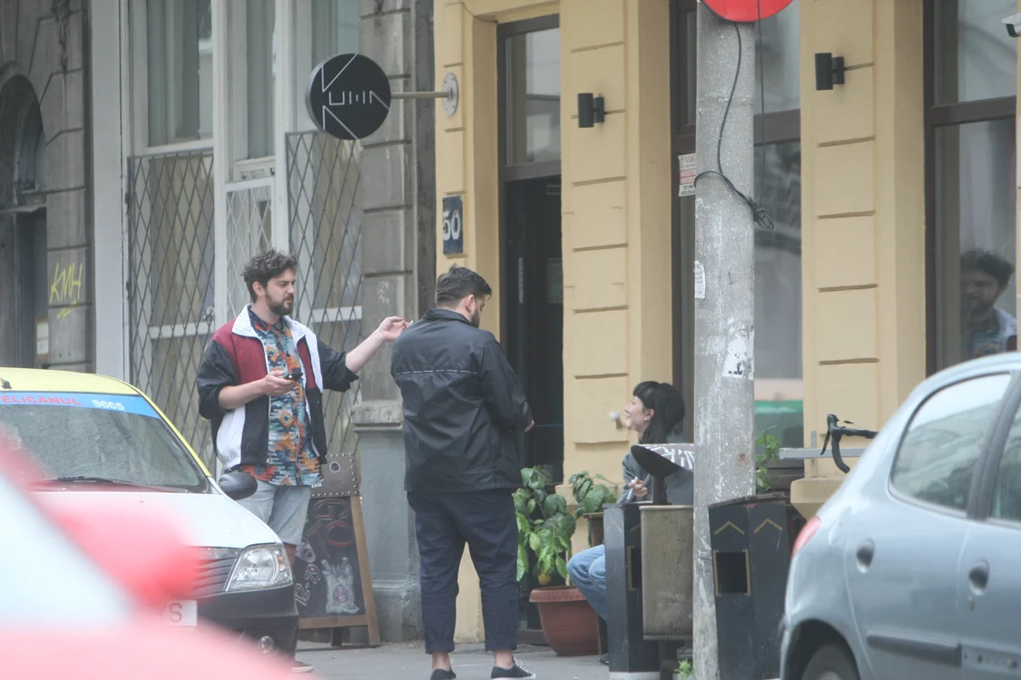 Stând de vorbă cu angajaţii barului