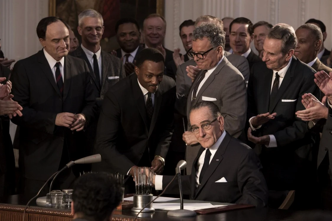 Bryan
Cranston îl interpretează pe preşedintele Lyndon B. Johnson în producţia
regizată de Jay Roach FOTO HBO