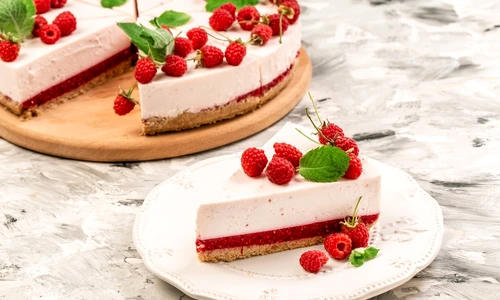 Cheesecake cu zmeura  Sursa foto shutterstock 2121358988 jpg
