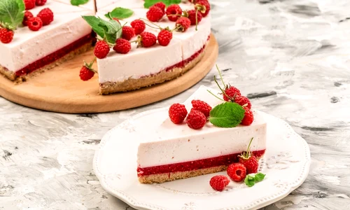 Cheesecake cu zmeura  Sursa foto shutterstock 2121358988 jpg