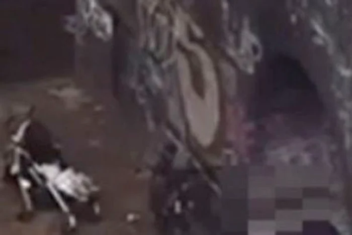 
    Au făcut sex sub privirea tuturor - chiar și a copilului lor care stătea lângă eiFoto Mirror.co.uk  