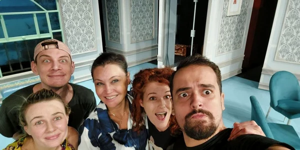 Daniela Nane - debut regizoral la Vâlcea înconjurată de actorii premierei de la Teatrul Anton Pann Foto Arhiva personală