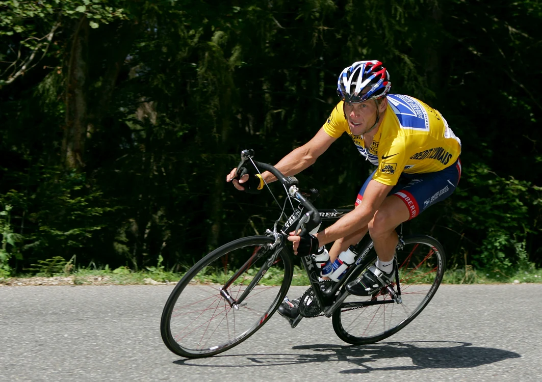 
    Din cauza dopajului, Lance Armstrong a pierdut cele șapte titluri câștigate în Turul FranțeiFoto: Guliver / GettyImages  