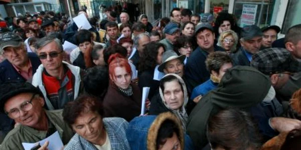 Oamenii aşteaptă de ore bune la coadă
