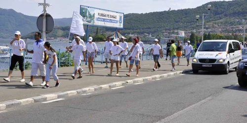 tineri pe faleza dunării