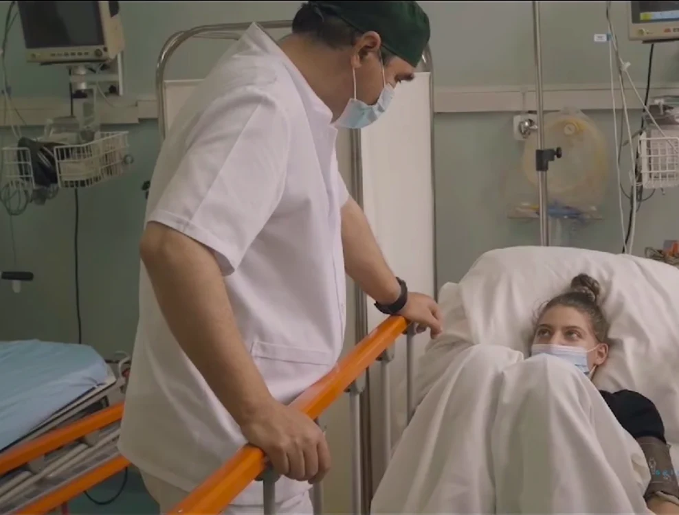 Maria Marici, pacientă, şi dr. Lucian Eva    FOTO Spitalul de Neurochirurgie din Iaşi