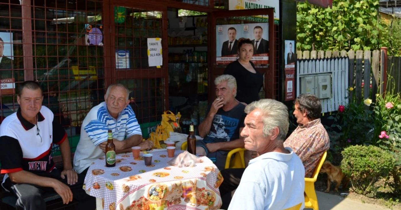 În aşteptarea exit-opll-urilor, în comuna prahoveană Plopu FOTO Dana Mihai