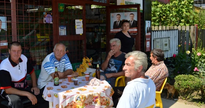 În aşteptarea exit-opll-urilor, în comuna prahoveană Plopu FOTO Dana Mihai