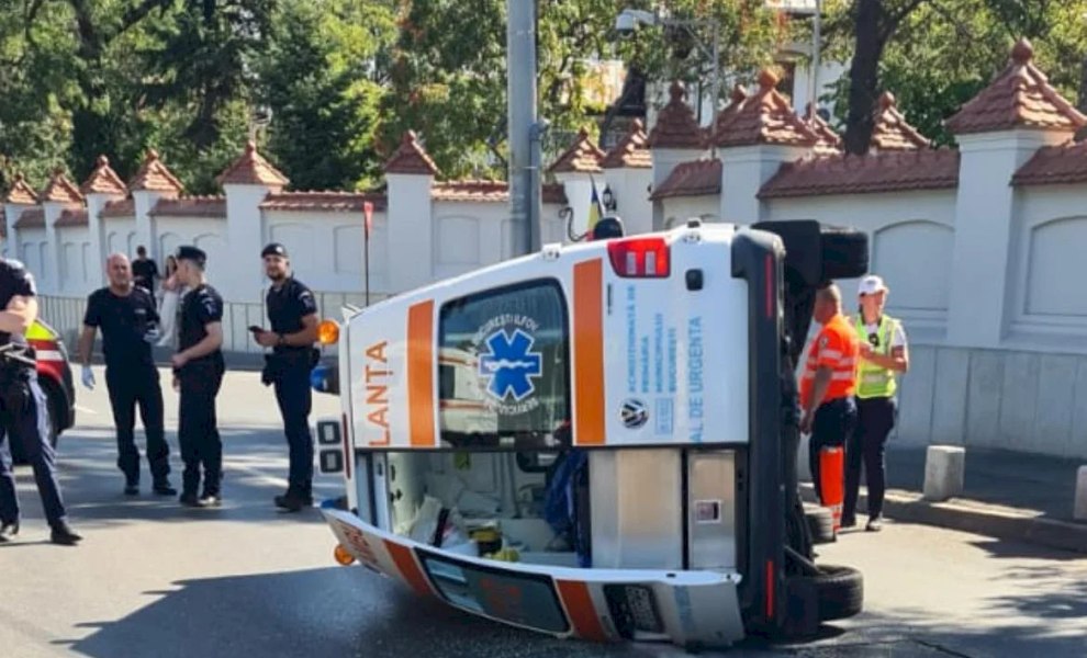 Alertă la Palatul Cotroceni: o ambulanță cu pacient s-a răsturnat, la un pas să intre în gardul Administrației Prezidențiale