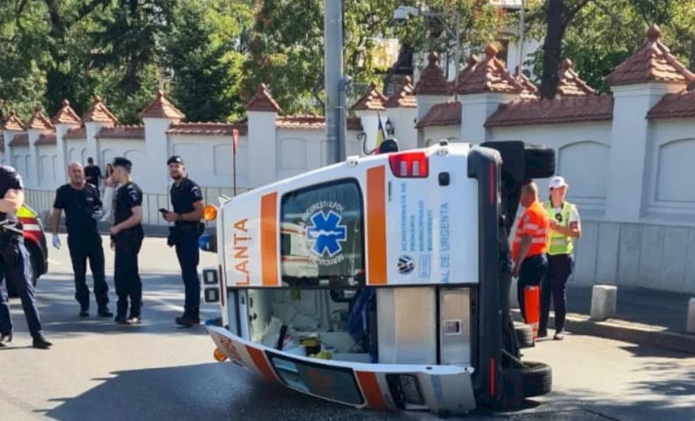 Alertă la Palatul Cotroceni: o ambulanță cu pacient s-a răsturnat, la un pas să intre în gardul Administrației Prezidențiale