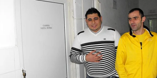Adrian Bebi Liţă şi Sorin Posoebscu aşteaptă cu nerăbdare întâlnirea cu iubitele. foto: A. BOŞTINĂ