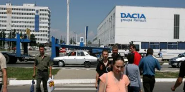 Prime de vacanţă de 610 lei, pentru salariaţii Dacia