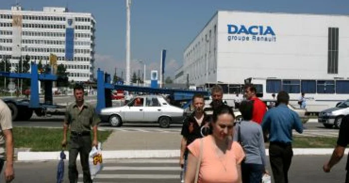 Prime de vacanţă de 610 lei, pentru salariaţii Dacia