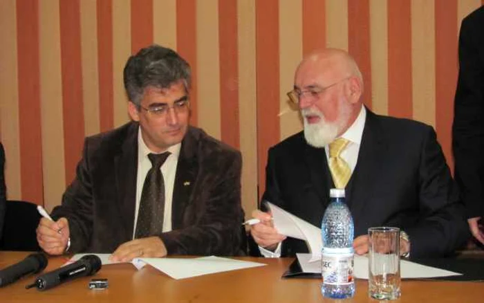 Contractul
pentru realizarea studiului de prefezabilitate al Autostrăzii Sudului a fost semnat foto: Claudiu Dumitrache