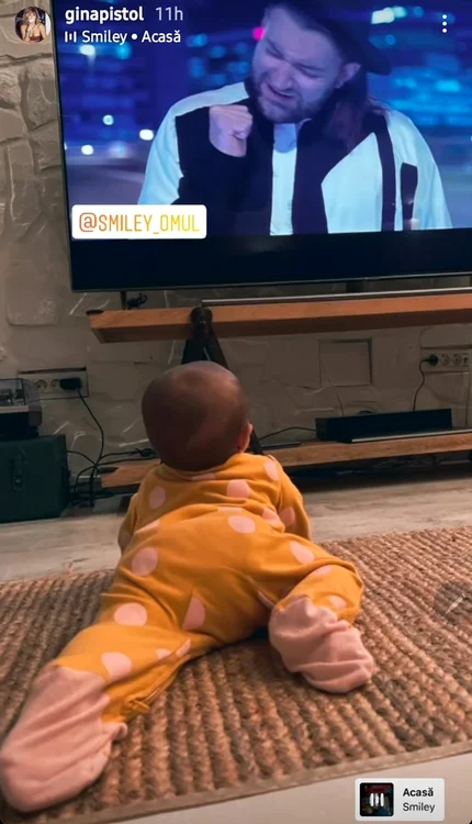 Josephine, privindu-și tatăl la televizorfoto: Instagram